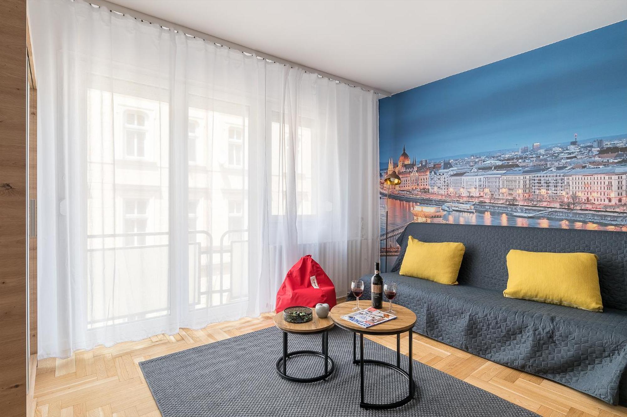 Newly Renovated!!! - Modern Apartment 10 Minutes From The Grand Boulevard — Photos 3